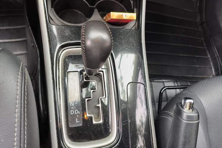 Used Mitsubishi Outlander 2018 2.0L Two-Wheel Drive Glory Edition 5 Seats Gear Lever