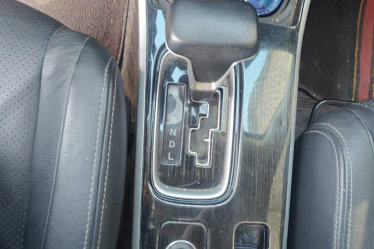 Used Mitsubishi Outlander 2018 2.4L 4x4 Elite Edition 5 Seats Gear Lever