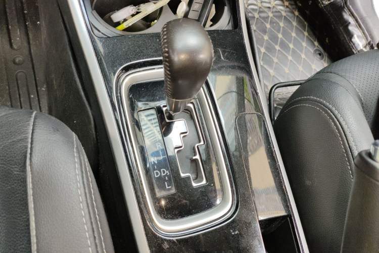 Used Mitsubishi Outlander 2018 2.0L Two-Wheel Drive Glory Edition 5 Seats Gear Lever