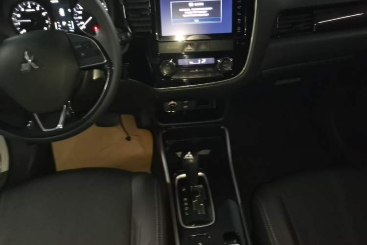 Used Mitsubishi Outlander 2018 2.4L 4x4 Elite Edition 5 Seats Gear Lever