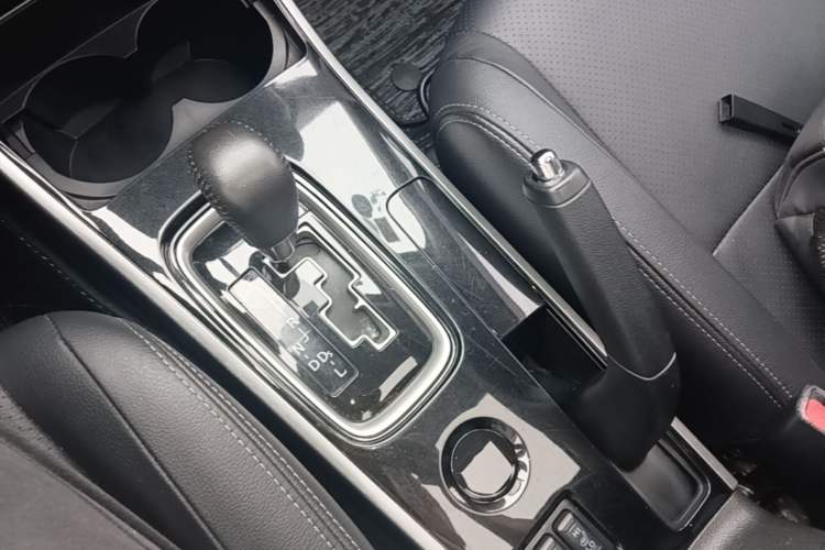 Used Mitsubishi Outlander 2018 2.0L Two-Wheel-Drive Jiale Edition 7-Seater Gear Lever