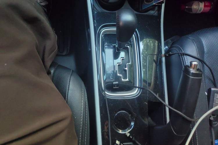 Used Mitsubishi Outlander 2018 2.0L Two-Wheel-Drive Jiale Edition 7-Seater Gear Lever