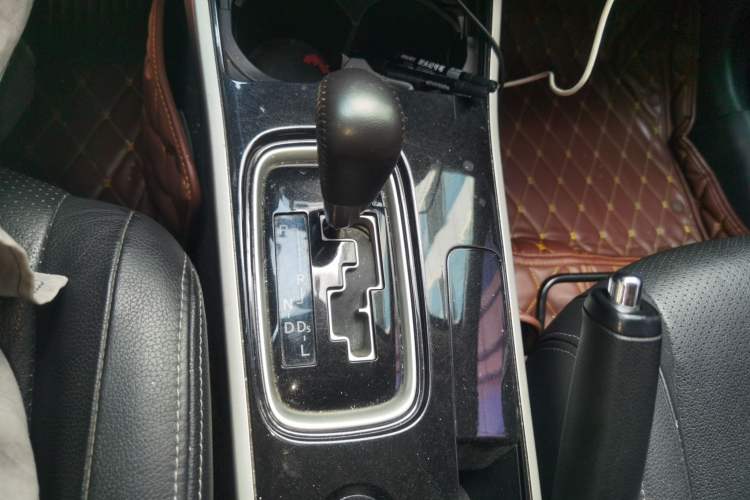Used Mitsubishi Outlander 2018 2.0L Two-Wheel-Drive Jiale Edition 7-Seater Gear Lever