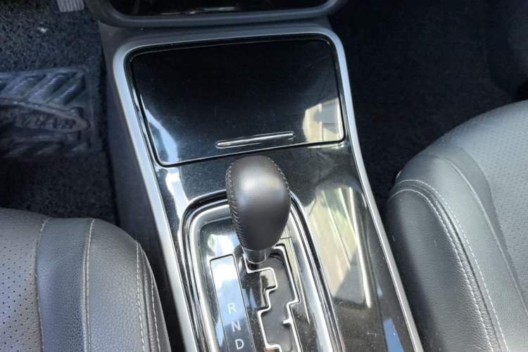 Used Mitsubishi Outlander 2018 2.4L 4x4 Elite Edition 5 Seats Gear Lever