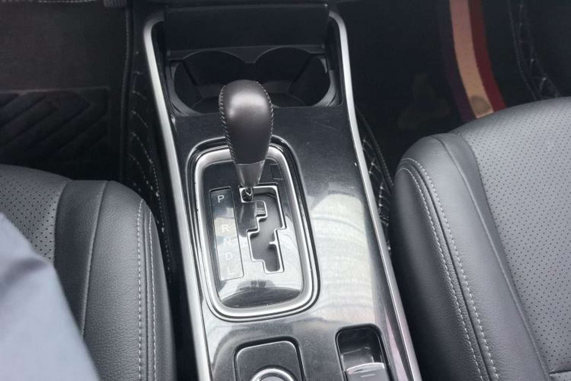 Used Mitsubishi Outlander 2018 2.4L 4x4 Elite Edition 5 Seats Gear Lever