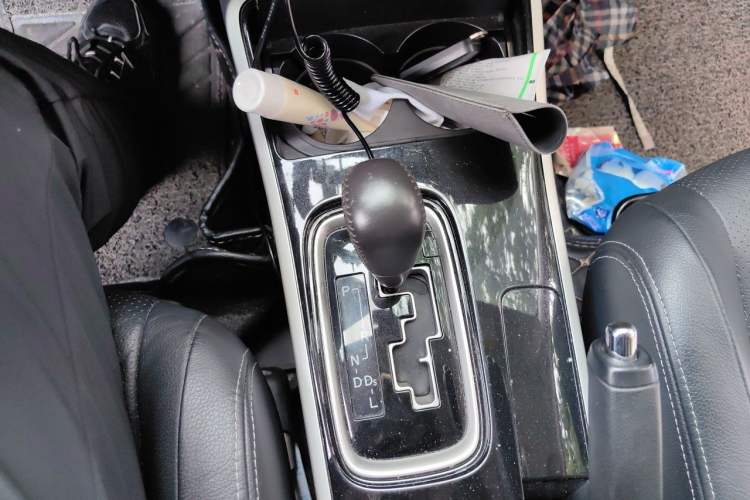 Used Mitsubishi Outlander 2018 2.0L Two-Wheel-Drive Jiale Edition 7-Seater Gear Lever