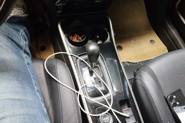 Used Mitsubishi Outlander 2018 2.4L 4x4 Luxury Edition 7-Seater Gear Lever