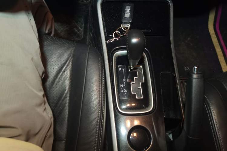 Used Mitsubishi Outlander 2018 2.0L Two-Wheel Drive Glory Edition 5 Seats Gear Lever
