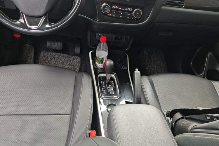 Used Mitsubishi Outlander 2018 2.0L Two-Wheel-Drive Jiale Edition 7-Seater Gear Lever