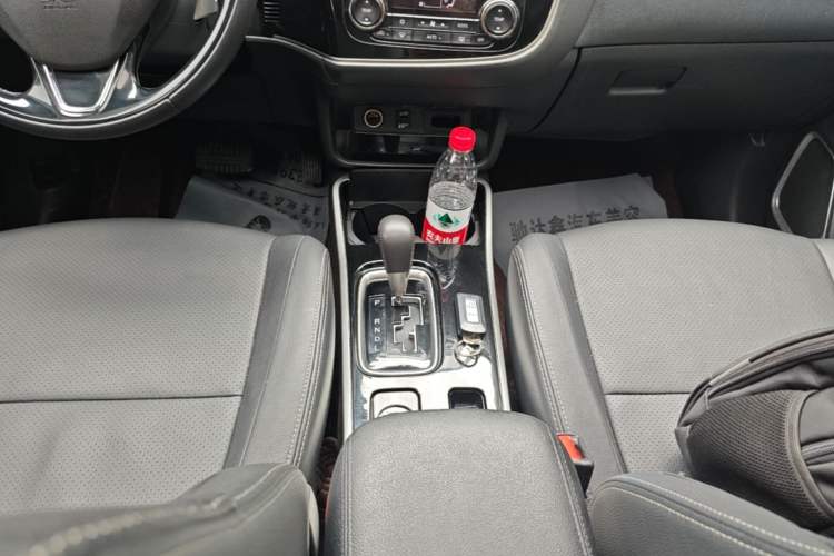 Used Mitsubishi Outlander 2018 2.4L 4x4 Elite Edition 5 Seats Gear Lever