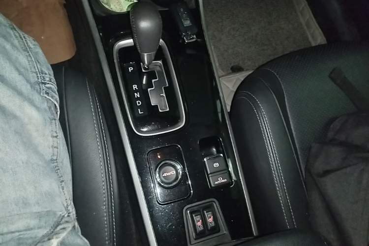 Used Mitsubishi Outlander 2018 2.4L 4x4 Elite Edition 5 Seats Gear Lever