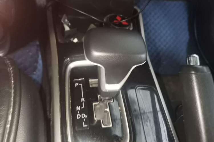 Used Mitsubishi Outlander 2018 2.0L Two-Wheel Drive Glory Edition 5 Seats Gear Lever