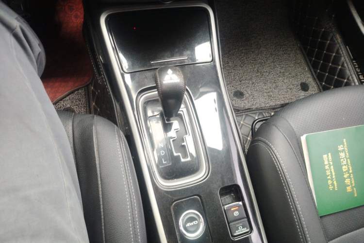 Used Mitsubishi Outlander 2018 2.4L 4x4 Elite Edition 5 Seats Gear Lever