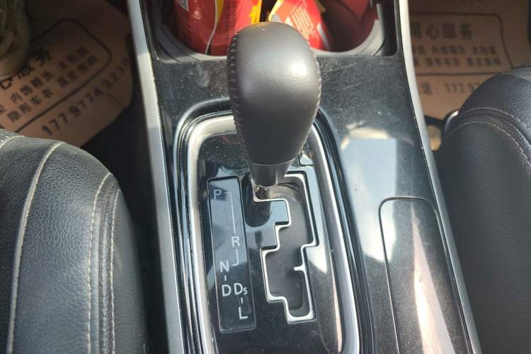 Used Mitsubishi Outlander 2018 2.0L Two-Wheel-Drive Jiale Edition 7-Seater Gear Lever