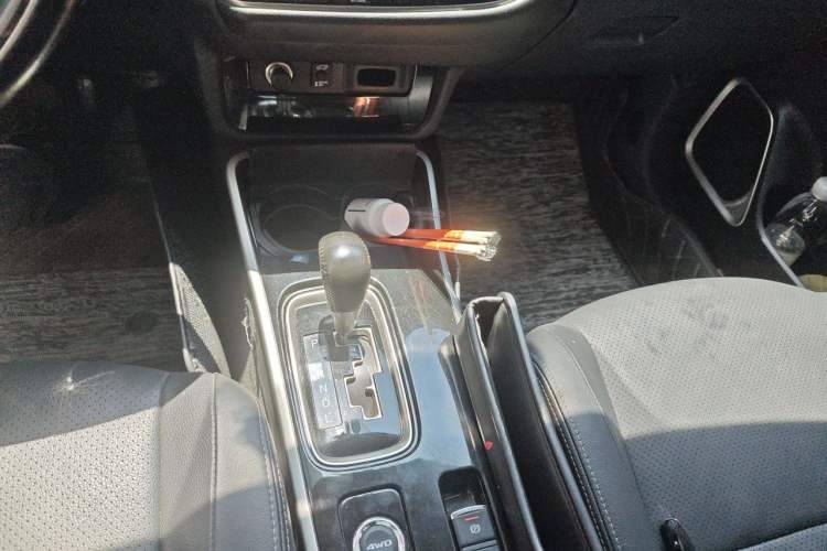 Used Mitsubishi Outlander 2018 2.4L 4x4 Luxury Edition 7-Seater Gear Lever