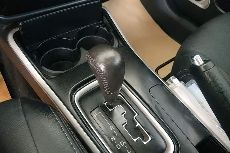 Used Mitsubishi Outlander 2018 2.0L Two-Wheel-Drive Jiale Edition 7-Seater Gear Lever