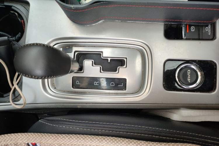 Used Mitsubishi Outlander 2018 2.4L 4x4 Luxury Edition 7-Seater Gear Lever