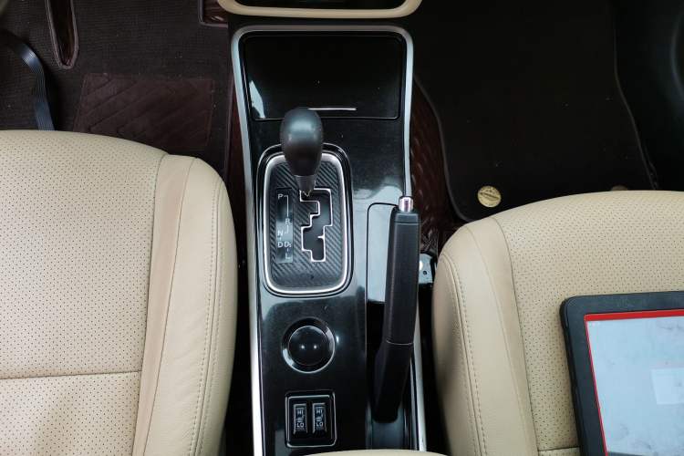 Used Mitsubishi Outlander 2018 2.0L Two-Wheel Drive Glory Edition 5 Seats Gear Lever