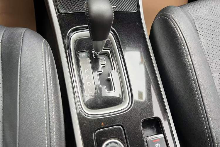 Used Mitsubishi Outlander 2018 2.4L 4x4 Elite Edition 5 Seats Gear Lever