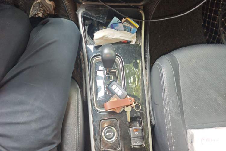 Used Mitsubishi Outlander 2018 2.4L 4x4 Luxury Edition 7-Seater Gear Lever