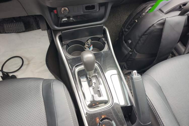 Used Mitsubishi Outlander 2018 2.0L Two-Wheel Drive Glory Edition 5 Seats Gear Lever