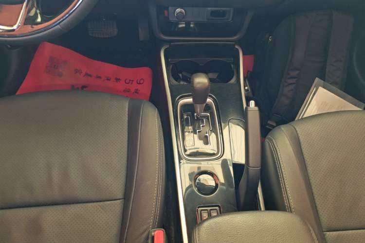 Used Mitsubishi Outlander 2018 2.0L Two-Wheel-Drive Jiale Edition 7-Seater Gear Lever