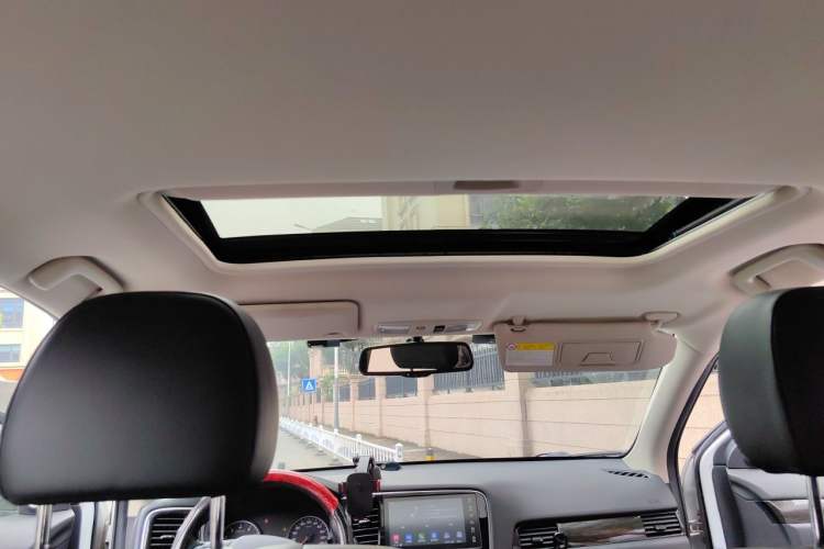 Used Mitsubishi Outlander 2018 2.0L Two-Wheel-Drive Jiale Edition 7-Seater Headliner