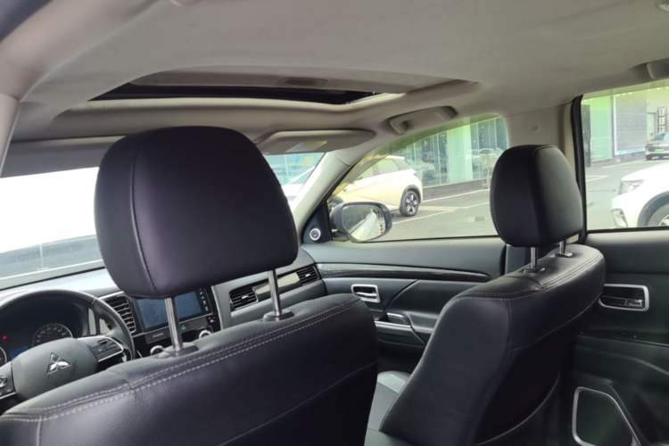 Used Mitsubishi Outlander 2018 2.0L Two-Wheel Drive Glory Edition 5 Seats Headliner