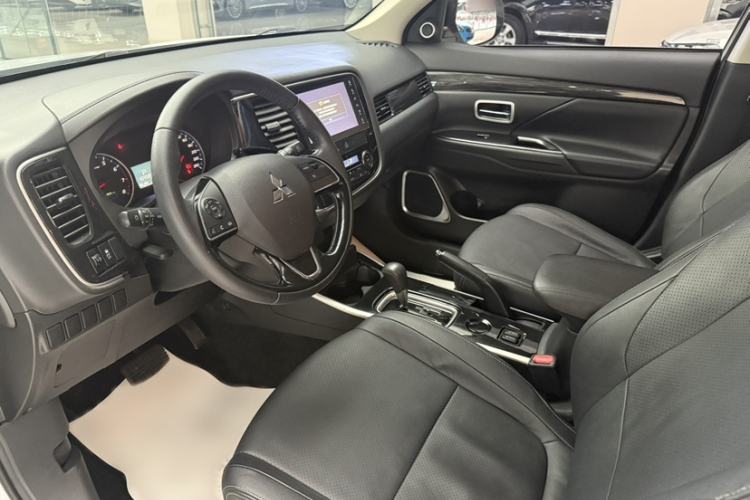Used Mitsubishi Outlander 2018 2.0L Two-Wheel Drive Glory Edition 5 Seats Interior 1