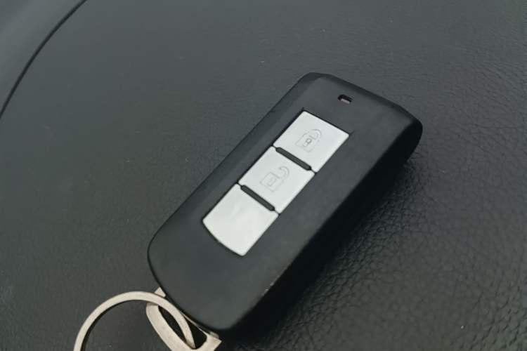 Used Mitsubishi Outlander 2018 2.0L Two-Wheel-Drive Jiale Edition 7-Seater Interior 1