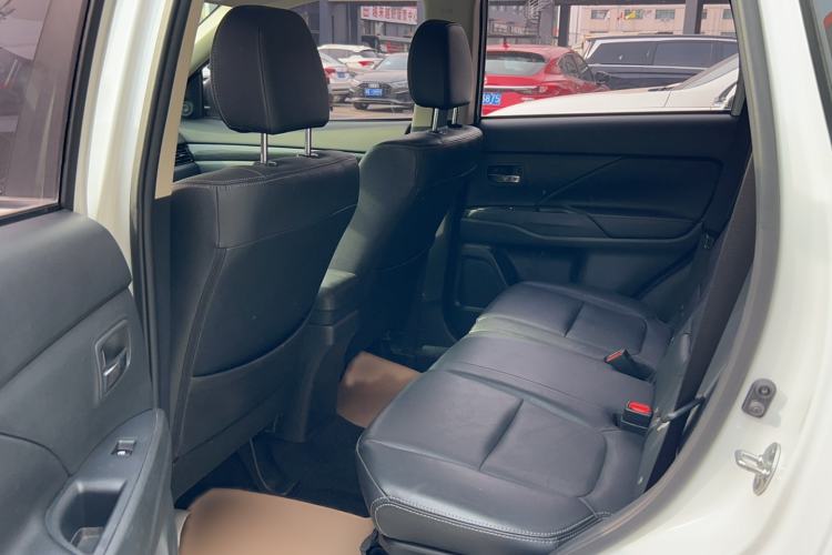 Used Mitsubishi Outlander 2018 2.0L Two-Wheel Drive Glory Edition 5 Seats Interior 2