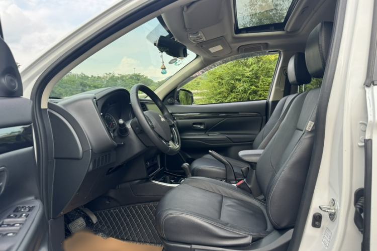 Used Mitsubishi Outlander 2018 2.0L Two-Wheel-Drive Jiale Edition 7-Seater Interior 2