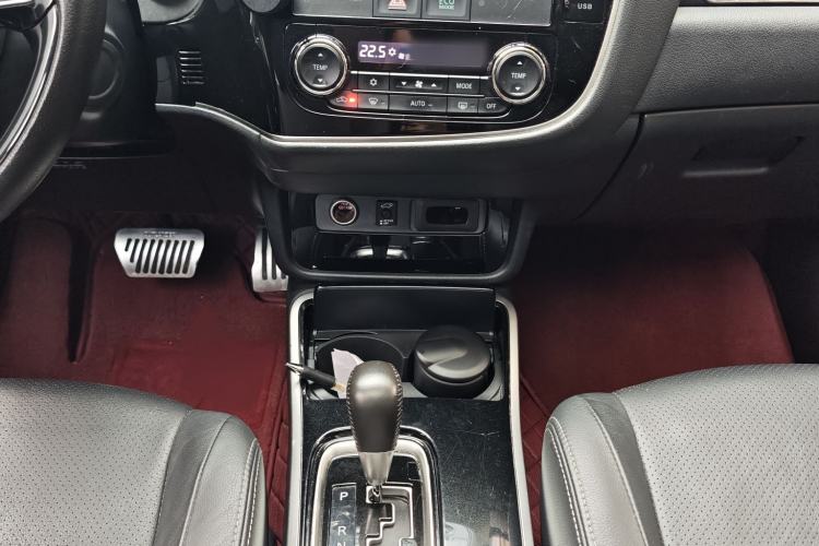 Used Mitsubishi Outlander 2018 2.4L 4x4 Elite Edition 5 Seats Interior 2