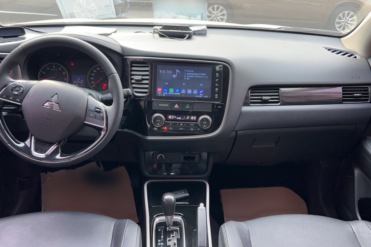 Used Mitsubishi Outlander 2018 2.0L Two-Wheel Drive Glory Edition 5 Seats Interior 3