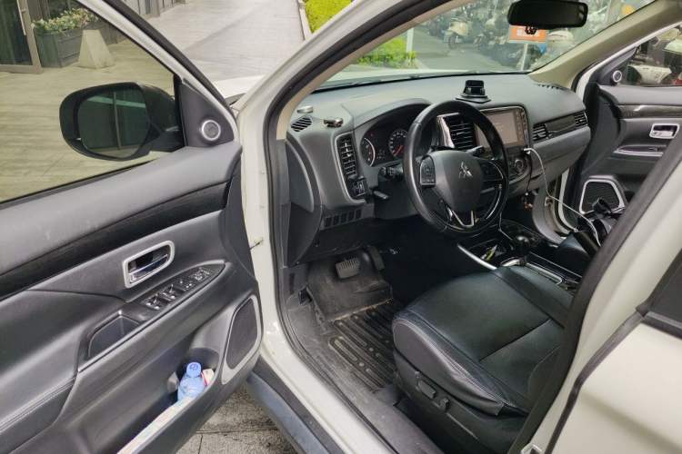 Used Mitsubishi Outlander 2018 2.0L Two-Wheel Drive Glory Edition 5 Seats Interior 3