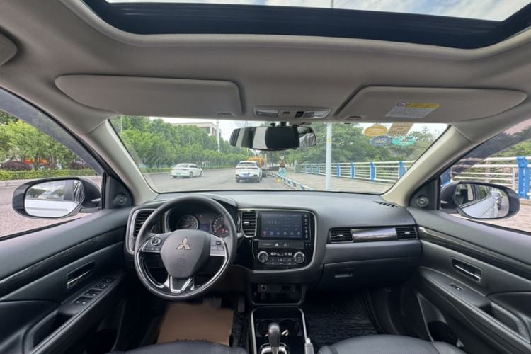 Used Mitsubishi Outlander 2018 2.0L Two-Wheel-Drive Jiale Edition 7-Seater Interior 3