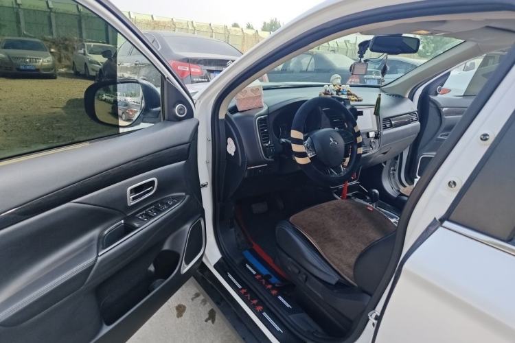 Used Mitsubishi Outlander 2018 2.4L 4x4 Luxury Edition 7-Seater Interior 3