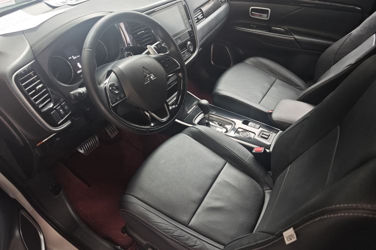 Used Mitsubishi Outlander 2018 2.4L 4x4 Elite Edition 5 Seats Interior 3