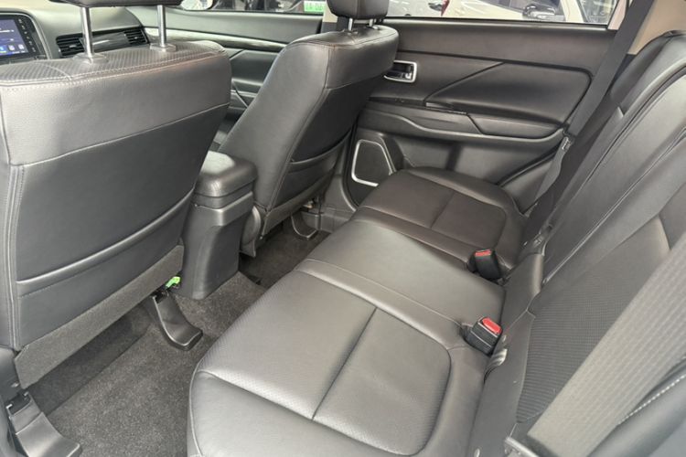 Used Mitsubishi Outlander 2018 2.0L Two-Wheel Drive Glory Edition 5 Seats Interior 4