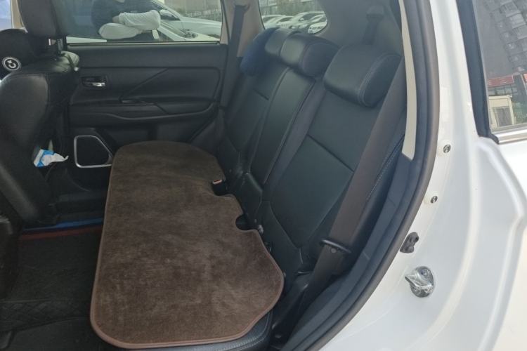 Used Mitsubishi Outlander 2018 2.4L 4x4 Luxury Edition 7-Seater Interior 4