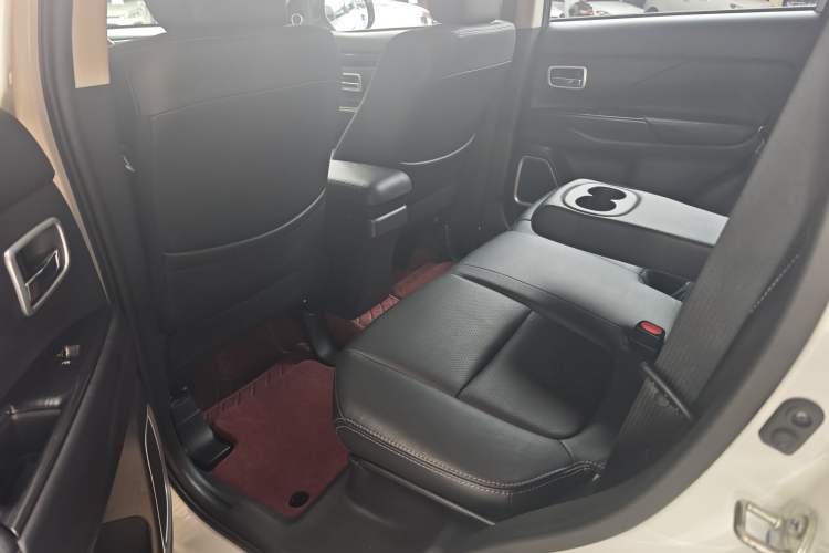 Used Mitsubishi Outlander 2018 2.4L 4x4 Elite Edition 5 Seats Interior 4