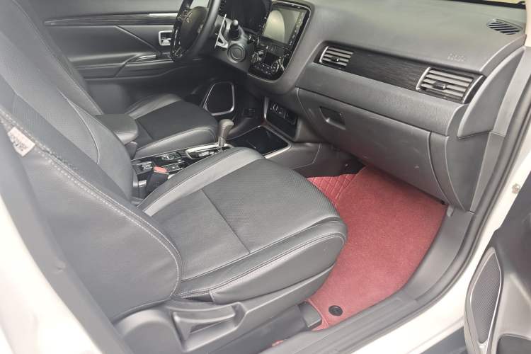 Used Mitsubishi Outlander 2018 2.4L 4x4 Elite Edition 5 Seats Interior 6