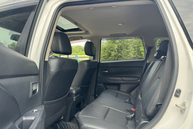 Used Mitsubishi Outlander 2018 2.0L Two-Wheel-Drive Jiale Edition 7-Seater Interior 7