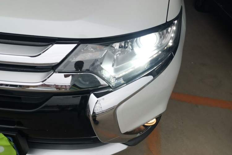 Used Mitsubishi Outlander 2018 2.0L Two-Wheel Drive Glory Edition 5 Seats Left Front Headlight