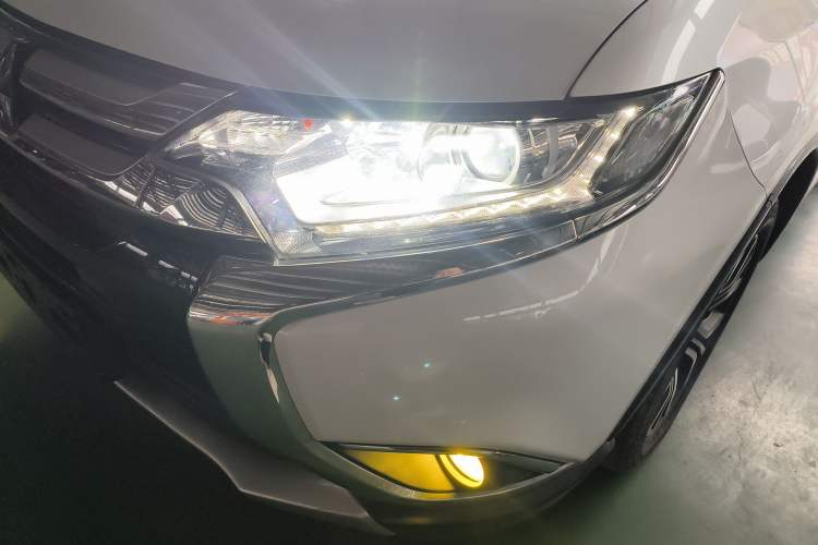 Used Mitsubishi Outlander 2018 2.0L Two-Wheel Drive Glory Edition 5 Seats Left Front Headlight