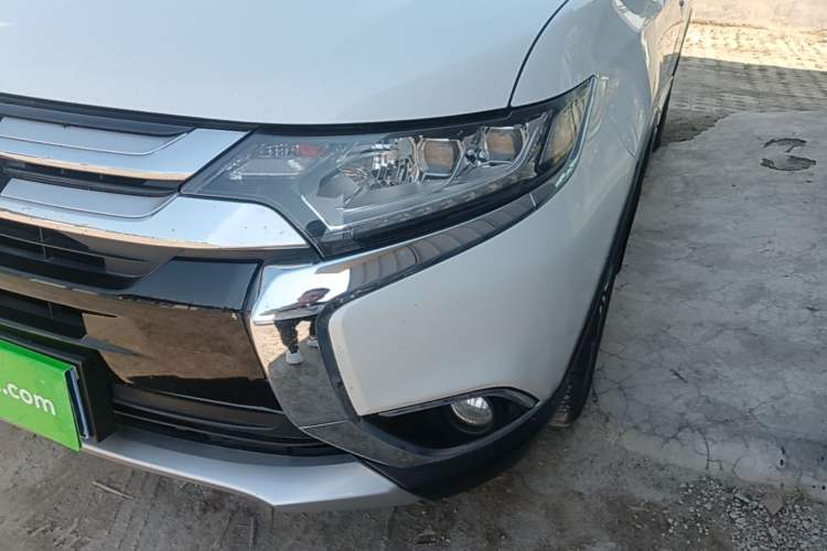 Used Mitsubishi Outlander 2018 2.4L 4x4 Elite Edition 5 Seats Left Front Headlight
