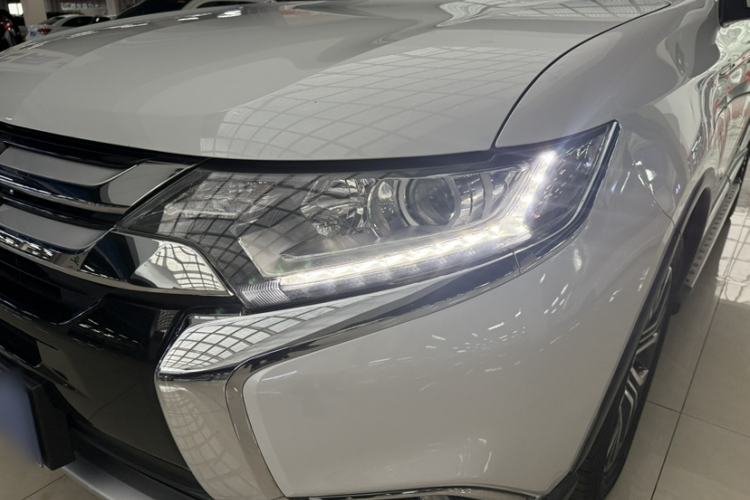 Used Mitsubishi Outlander 2018 2.0L Two-Wheel Drive Glory Edition 5 Seats Left Front Headlight