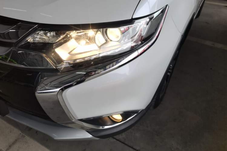 Used Mitsubishi Outlander 2018 2.0L Two-Wheel Drive Glory Edition 5 Seats Left Front Headlight