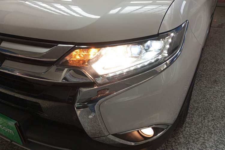 Used Mitsubishi Outlander 2018 2.4L 4x4 Elite Edition 5 Seats Left Front Headlight
