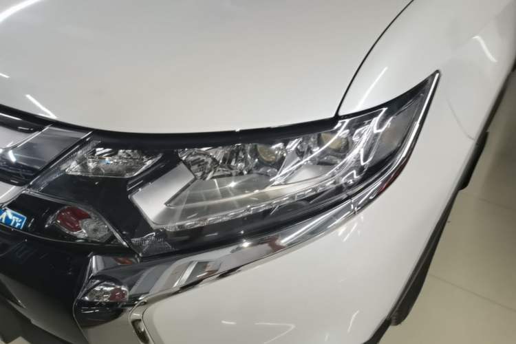 Used Mitsubishi Outlander 2018 2.4L 4x4 Elite Edition 5 Seats Left Front Headlight